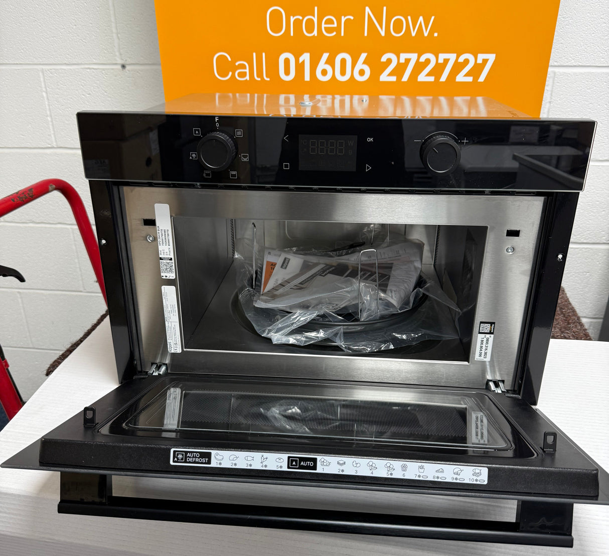 Hotpoint HPD 254CR BUK (92) 1000W 31 Litre Built-in Microwave and Grill in Black - (Blemished) - HW182492