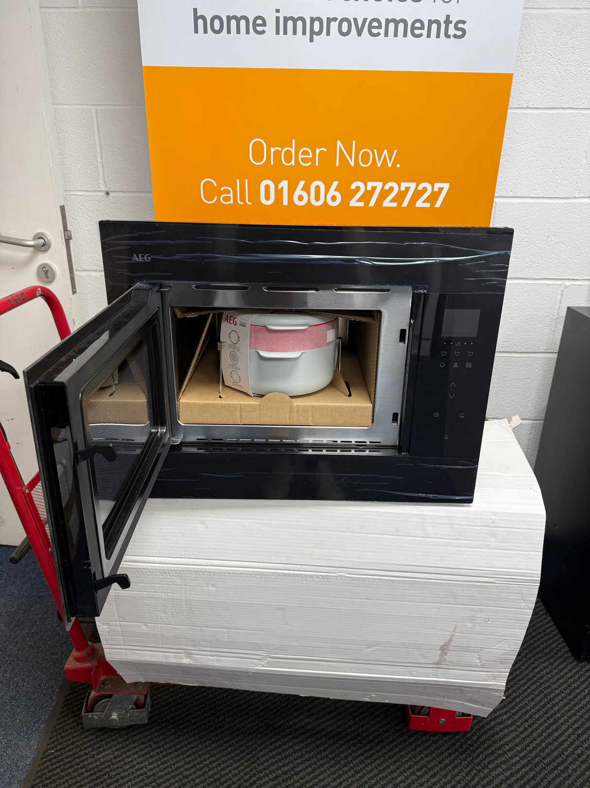 AEG 6000 OB6GM261UB (03) Built in 900 Watt 26 Litre Microwave Oven in Black - (Ex Display) - HW182403